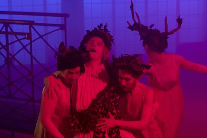 Teatteriarvio: Kuolema Venetsiassa tuottaa hurmion ja haikeuden – Carl Knifin teos on kuin pastelliväreillä piirretty soiva kuvakirja