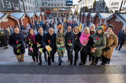 Oulun vaalipiirin kansanedustajat kukitettiin Rotuaarilla, paikalla oli 11 edustajaa