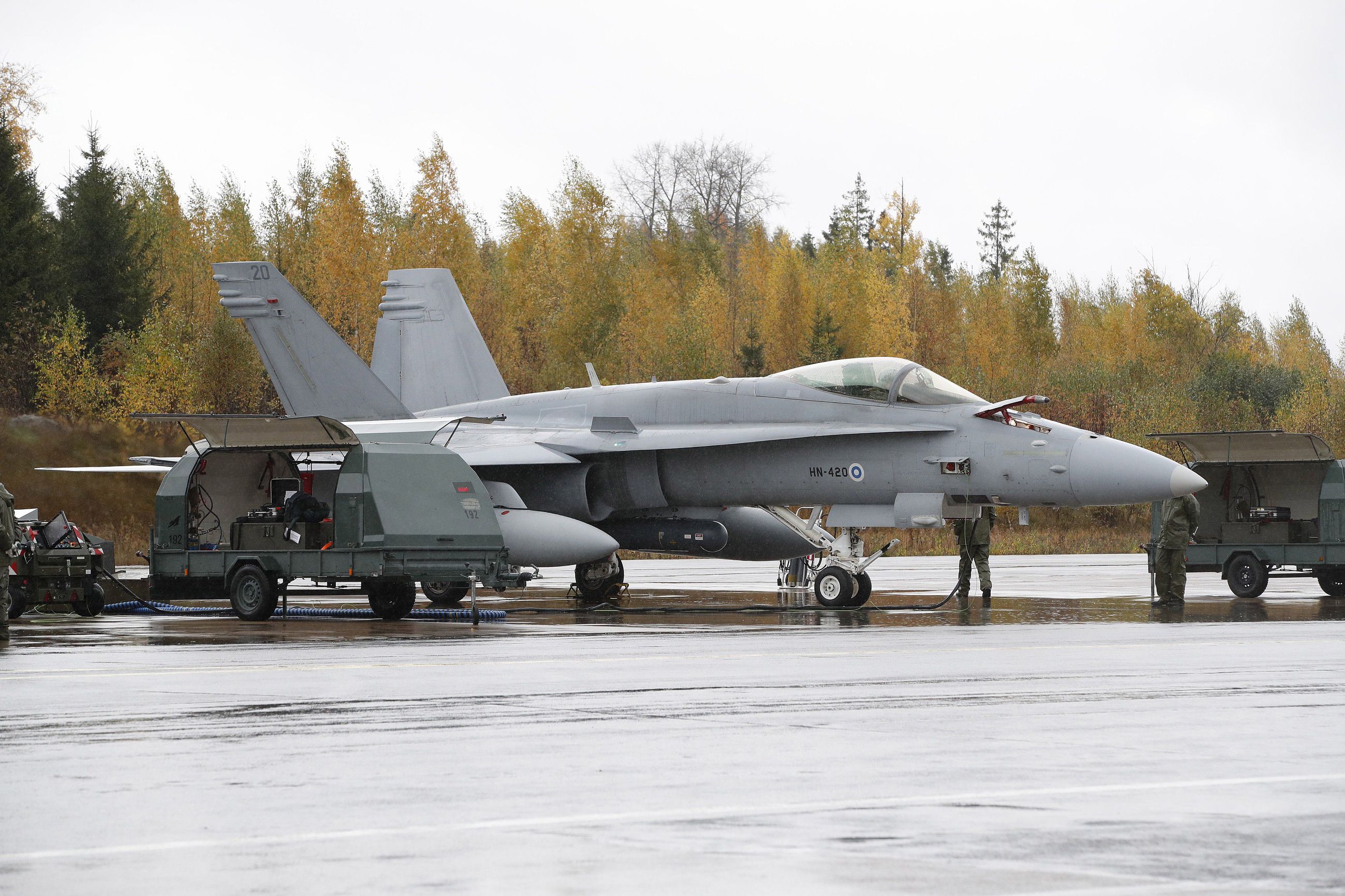 Suomen tulevan hävittäjän maaliosastona lentävät nykyiset Hornetit ja  Hawkit, kun hävittäjiä testataan ensi viikosta alkaen Pirkkalassa | Kaleva