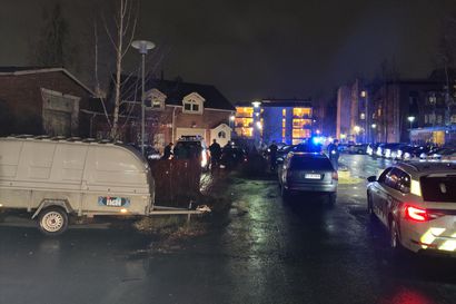 Poliisi: Toppilassa kiinni jäänyttä kuskia ajettiin takaa Linnanmaalta Haukiputaalle ja takaisin, mies kaahasi jalkakäytävillä ja väärällä kaistalla