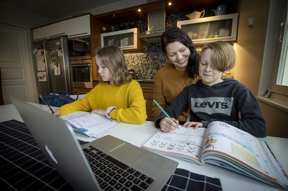 Oululainen Uimosen perhe pohtii, joutuvatko lapset taas etäkouluun – Työpaikoilla mietitään, miten mökkihöperyys estetään ja yhteinen kahvipöytä tuodaan verkkoon