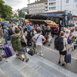 Pitkälle yli toistakymmentä tuntia myöhästyneet kaukojunat eivät jatkaneet Oulusta pohjoiseen – "Meille kerrottiin vasta junan saapuessa Ouluun, että loppumatka tulisi taittaa bussilla"