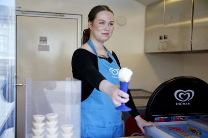 Oululainen Laia Muurinen, 16, ihaili lapsena ihmisille hyvää mieltä tuovia jäätelökioskin myyjiä – ja tekee nyt samaa työtä itsekin