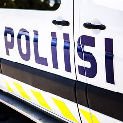 Poliisiauto törmäsi jalankulkijaan Oulussa, nuori nainen kuljetettiin sairaalaan