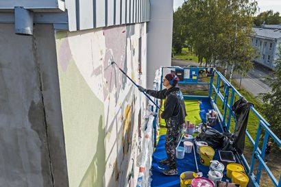 Kim Somervuori tekee Raahen ensimmäistä muraalia kerrostalon seinään – Katso miten teoksen valmistuminen etenee