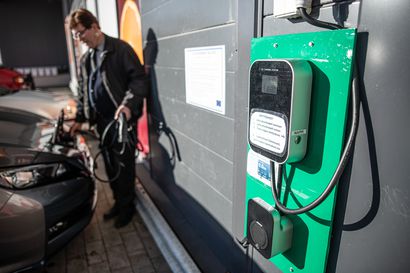 Sähköautojen latausta koskevat opastemerkinnät tulossa uusiin autoihin ja julkisiin latauspisteisiin