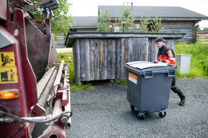 Virallisella astialla joko yksin tai kimpassa – Kuusamossa mökkiläisten jätteet kulkevat yksityisten yritysten kautta: "Ei yleisiä keruupisteitä"