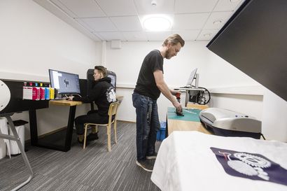 Paja täynnä tekemistä – Rovaniemen kirjaston pajatilassa pääsee käyttämään saumuria, 3D-tulostamaan tai vaikka tekemään tarroja