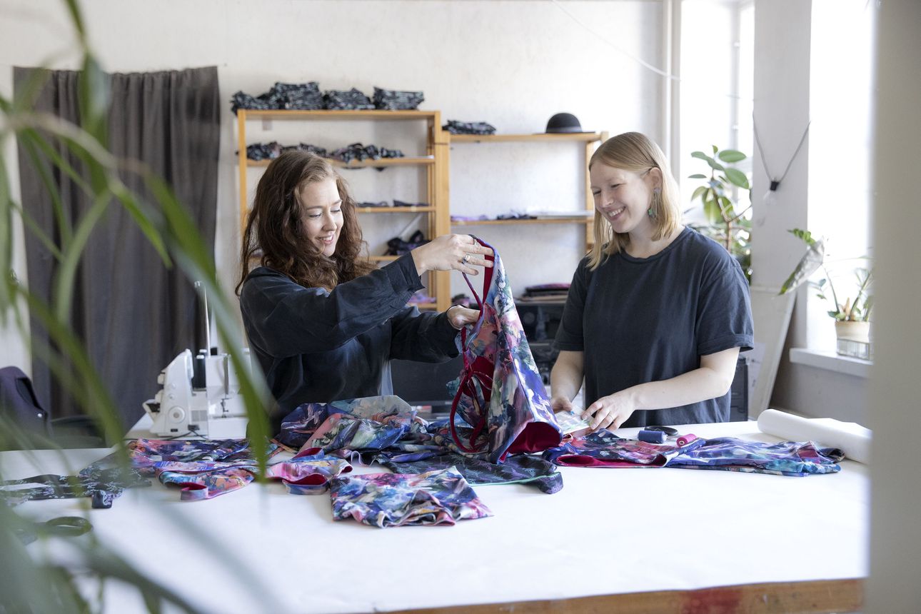 Tytti Alapieti suunnittelee Pikisaaressa uimapukuja ja muita vaatteita – työssään hän korostaa kestävyyttä ja kierrätystä