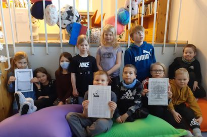 Kakkosluokkalaiset ja palvelutalon asukkaat Kuusamossa kirjoittavat toisilleen – "On kiva vastata vanhusten kysymyksiin kirjeessä"