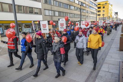 "Hoitajapula ei ole aprillipila" – katso kuvia hoitajien mielenosoituksesta Oulusta