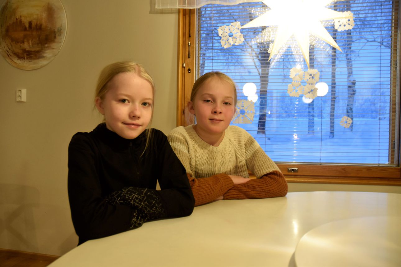 Kuusamolaiset Meea ja Siina Kurtti pääsevät pääministerin itsenäisyyspäivän juhliin – juhlan lisäksi tyttöjä jännittää muutkin asiat: ”Emme ole ikinä olleet lentokoneessa”