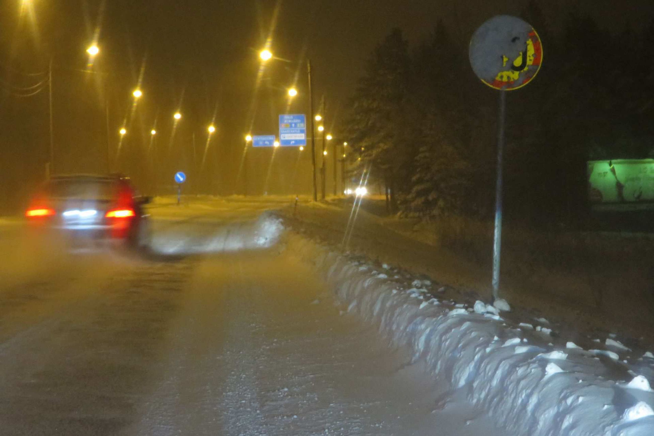 Lumi peitti liikennemerkin Rovaniemellä – peltipoliisi mätkäisi  oululaiselle perheenisälle sakot, vaikka poliisi olisi voinut myös armahtaa  | Lapin Kansa