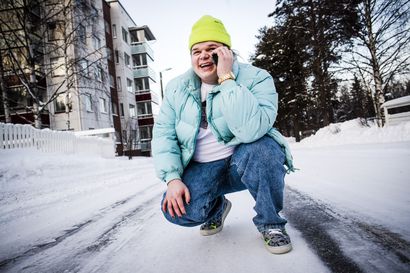 Nuoret pukeutuvat omalla tavallaan ja muiden mielipiteistä piittaamatta – Rovaniemeläinen Antti löysi värikkään tyylinsä yläasteen jälkeen: "Varsinkin yläasteikäisillä on paljon sosiaalisia paineita"