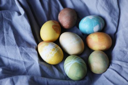 Nappaa tästä helpot ohjeet, miten saat värit pääsiäismuniin kotikeittiöstä löytyvillä tarpeilla