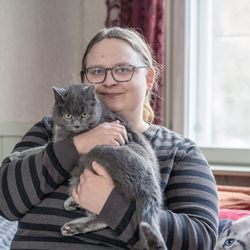 Henniina Isoahon kissojen lempipaikka on sohvalla – asiantuntija ruotii myyttejä lemmikeistä ja kertoo, mitä kotikissat kaipaavat ympäristöltään
