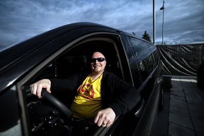 Oululainen Teemu Luukinen suunnittelee kesälomansa niin, että pääsee artistien autokuskiksi Qstockiin – "Kerran ajoin vähän hienommalla autolla suoraan yksityiskoneen viereen"