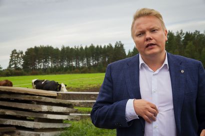 Maa- ja metsä-talousministeri Antti Kurvinen tutustui Sakon maitotilalle rakenteilla olevaan robottinavettaan ja valoi maauskoa kuulijoihinsa
