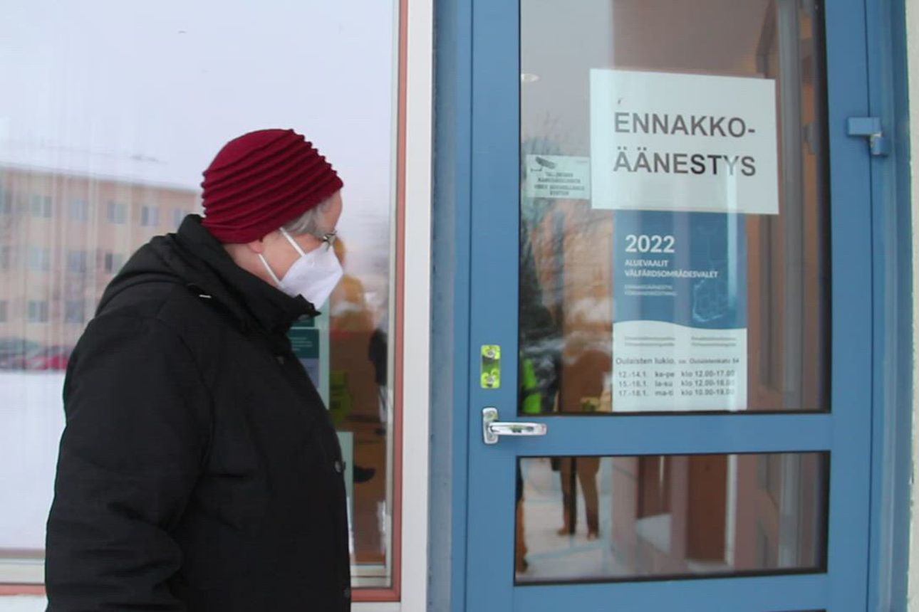 Toini Aittola oli Oulaisissa äänestämässä aluevaaleissa ensimmäisten joukossa.