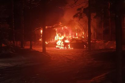 Tulipalo tuhosi piharakennuksen ja kaksi henkilöautoa Oulun Herukassa