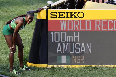 Maailmanennätyksen välierissä tehnyt Nigerian Tobi Amusan kiisi MM-kultaan naisten 100 metrin aitajuoksussa
