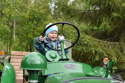 Kuusamo-päivät vie monenikäiset historiaan: Tänään kotiseutujuhla ja kuivalihavelliä, lauantai oli lapsille -"Kato isi, traktori"