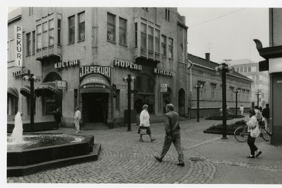 Vanhat kuvat: Kauppurienkatu vie Valkeasta Pekurin kautta torille – katso, millaisia vaiheita Oulun keskeisellä kadulla on ollut vuosikymmenten aikana