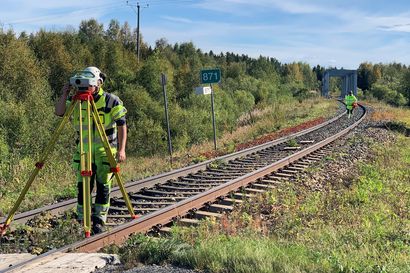 Rakennustyöt radan sähköistämiseksi alkoivat Laurilan ja Tornion välillä – Yli-Raumolle ja Keminmaan Rajakankaantielle rakennetaan alikulkusillat