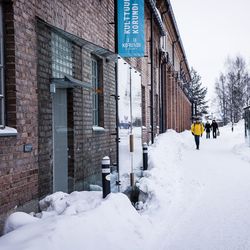 Lumiauraaja rikkoi Rovaniemen taidemuseon lasivitriinin viikonloppuna – Voodoo-tytölle ei käynyt kuinkaan