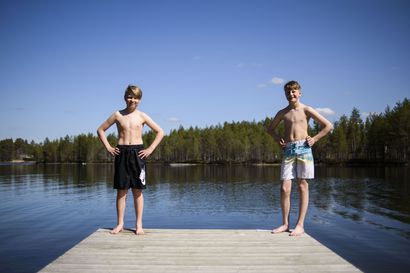 Hermanni ja Kasper uskalsivat hypätä hyiseen Helilampeen – kesäisille uimarannoille voi mennä nauttimaan kunhan on oireeton ja pitää turvavälit ja hygienian kunnossa