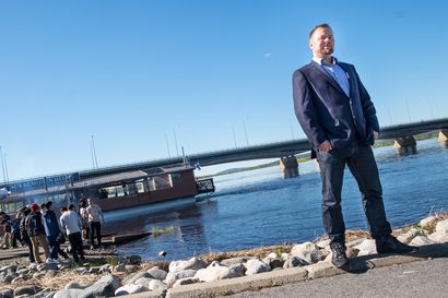 Juha-Pekka Mikkola osti rovaniemeläisille tutun Kemijoen Helmen jo toiseen kertaan, mutta ravintolalaivana Helmi ei risteile enää koskaan