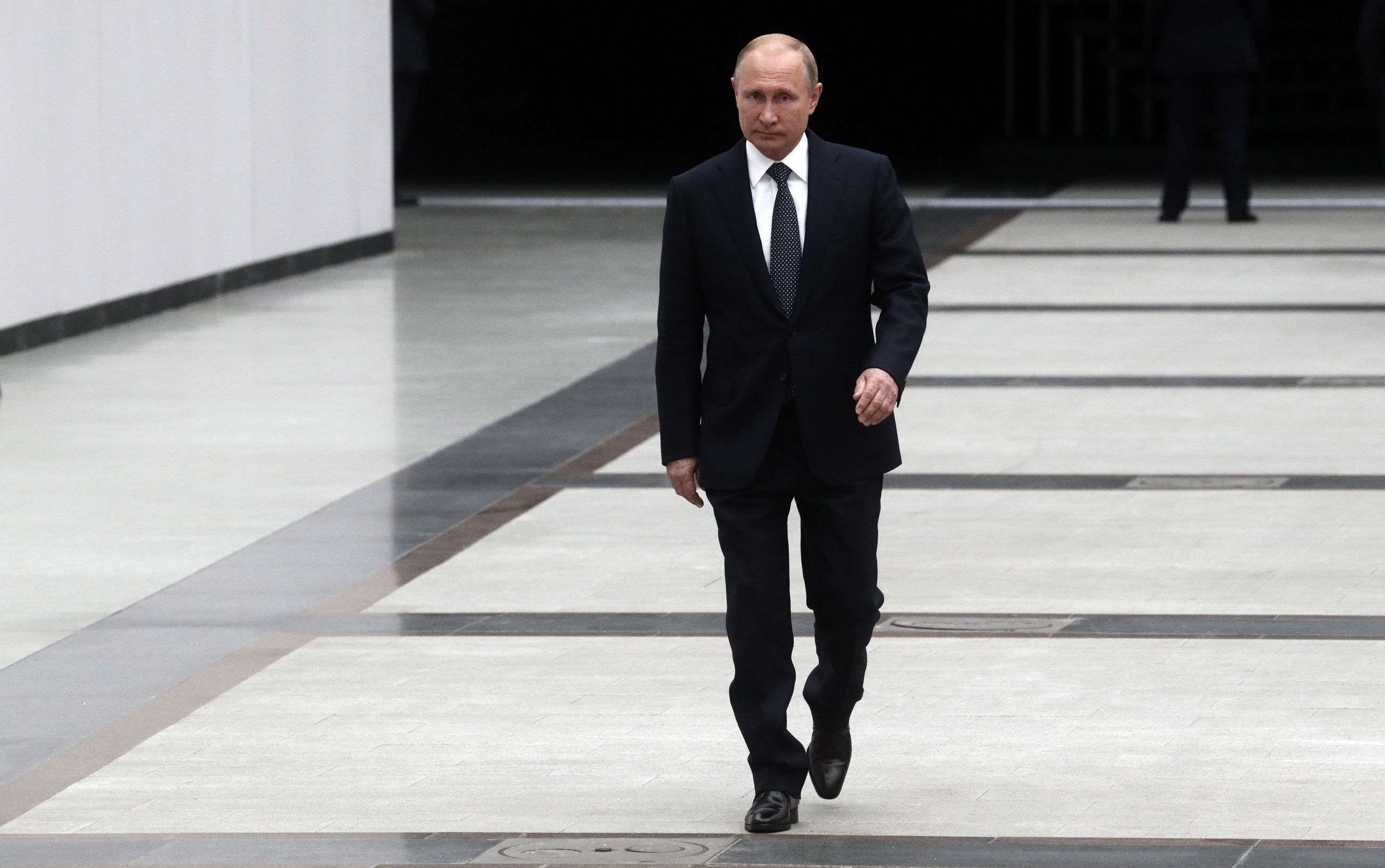 Путин стоит фото в полный рост