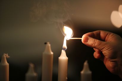 Kynttilät syttyvät kuolleiden lasten muistolle 23. syyskuuta – valtakunnallinen muistopäivä syntyi vanhempien aloitteesta