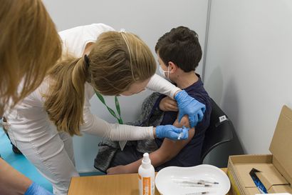 Hidastaisiko joululoman pidentäminen koululaisten rokotuksia? Asiantuntija toppuuttelee pelkoja