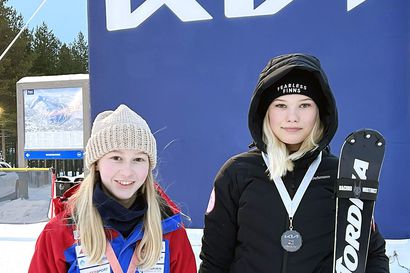 Santa Claus Ski Teamin Roosa Teppola ja Stella Jaakola mitalipallilla Pyhällä
