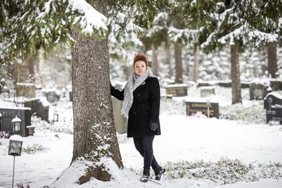 Yli 100 kertaa arkkua kantanut Elisa Rasmusson tietää, millaista on haudata yksinäinen ihminen – Oulun kaupunki sai kesällä yllättävän tiedon vainajasta, joka oli jäänyt ilman hautausta