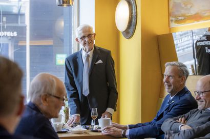 "Ylähuoneen" aamukahveilla puidaan Oulun asiat ja vähän muutakin – tavarataloa Oulussa pyörittäneelle Martti Mainiolle miesten kahviporukka on ollut tärkeä yhteisö jo vuosikymmenien ajan