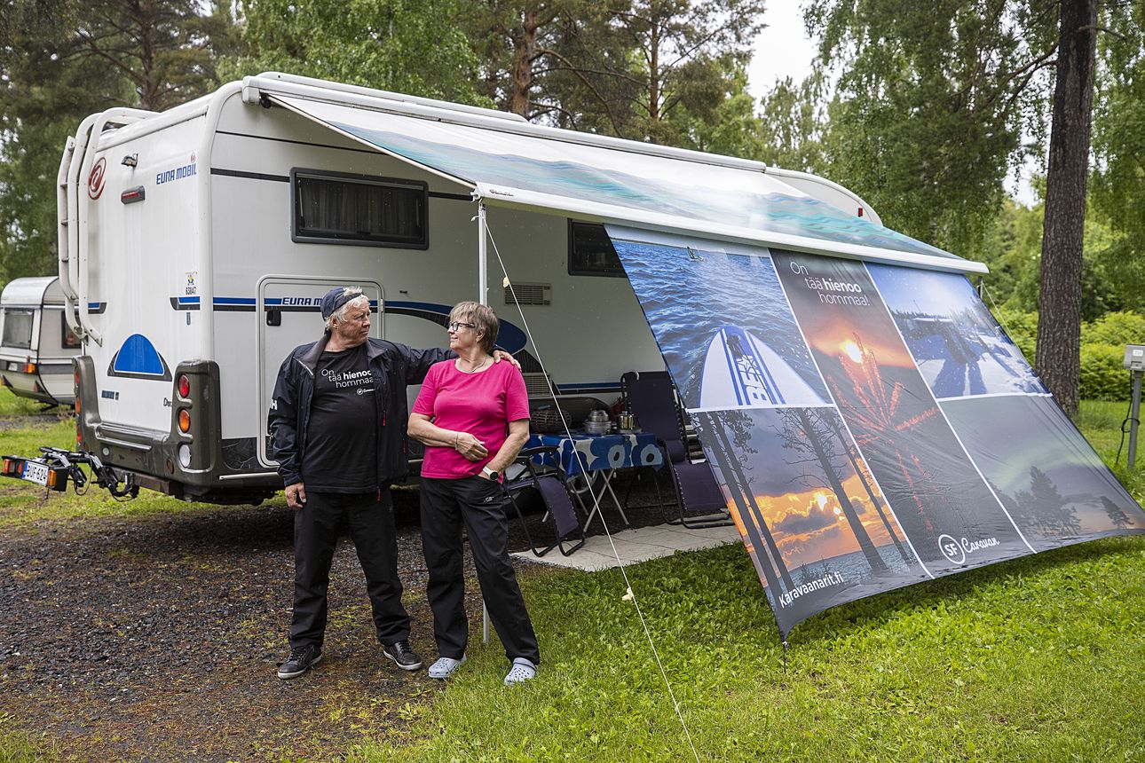 Asuntovaunu on oululaisten Pirjo ja Kari Kuisman sekä tuhansien muiden suomalaisten toinen koti – ”Tämä on koukuttava tapa elää”