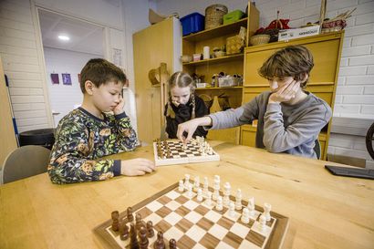 Siirto kerrallaan kohti shakkimattia ja turnausvoittoa – kolmen rovaniemeläisen koulun oppilaat innostuivat klassikkopelistä