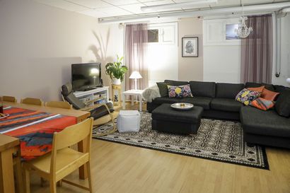 Oululaisen kerrostalon kerhohuoneesta tuli asukkaiden viihtyisä olohuone pienellä rahalla: "Viihtyisyys tulee ihmisistä, siitä, että tilaa käytetään yhdessä"