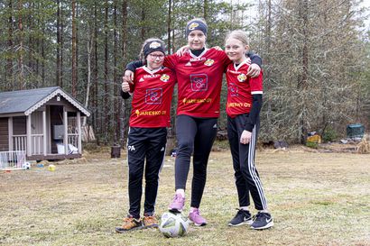 Futiksen kova kolmikko luottaa joukkueeseen – ruukkilaiset tytöt FC Raahen pelipaidassa jo kuusi vuotta