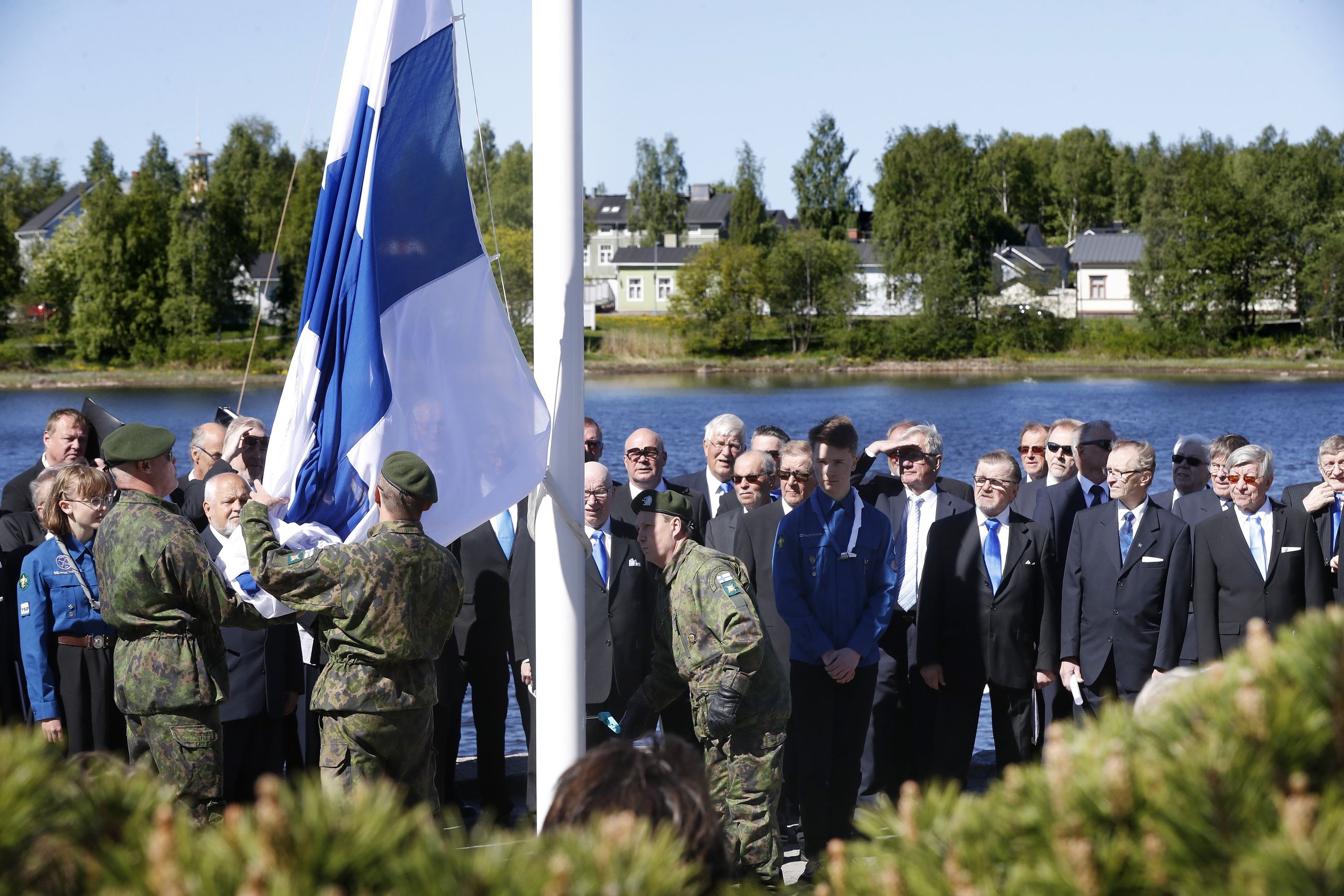 Nyt on salolla mittaa – Suomen lippu nousi juhlavuoden kunniaksi  Linnansaaren uuteen, peräti 18-metriseen lipputankoon | Kaleva