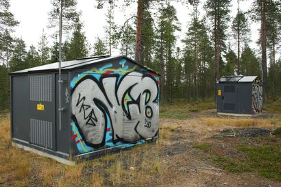 Kuka maalasi graffiteja muuntamojen seiniin Kuusamossa? – Olisi pitänyt olla lupa sekä kaupungilta että Carunalta