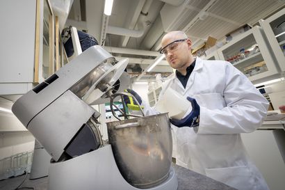 Oulu-kirjainten valmistusmateriaali syntyy teollisuuden jätteistä – Oulun yliopistolla tutkitaan, millä kaikella sementtiä voitaisiin korvata