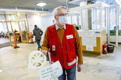 Rovaniemeläinen Jari Nykänen tahtoi auttaa rokotusurakassa ja alkoi vapaaehtoiseksi – ”On mukavaa auttaa ihmisiä ja olla heille ystävällinen”