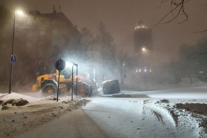 Kovasta tuulesta ei toistaiseksi isompia vahinkoja Oulun seudulla, aamulla sattunut useita ulosajoja – Ajokeli huono pöllyävän lumen takia