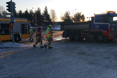 Henkilöauto törmäsi kuorma-auton polttoainetankkiin Oulussa