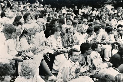 Tunnistatko henkilöitä? Herättäjäjuhlien kuvapankki on avattu, mukana kuvia myös Oulaisten tapahtumasta vuodelta 1986
