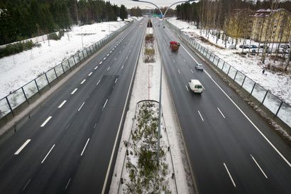 Poh­joi­sen kan­san­edus­ta­jat vastustavat Oulun tie­lii­ken­ne­kes­kuksen lopettamista – lii­ken­ne­mi­nis­te­ri Ha­ra­kal­le lä­he­tet­tiin kaik­kien al­le­kir­joit­ta­ma ve­too­mus