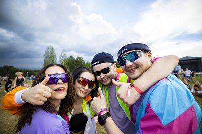 Oulun Suomipop Festivaali pärähti käyntiin, ensimmäisenä iltana vältyttiin täpärästi sateelta – lipunmyynti on yltänyt koronaa edeltävälle tasolle